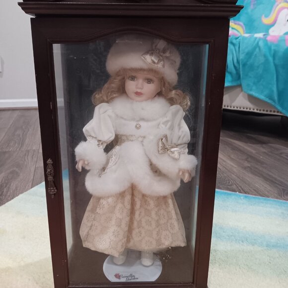1999 Camellia Garden Collection 16" Porcelain Doll in Wood and Glass Case - Picture 5 of 8